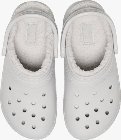 Crocs Classic Lined Clog - כפכפים פרוותיים קרוקס בצבע אפור אטמוספרה