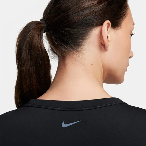 Nike One Fitted FN2804-010 ביגוד חולצות