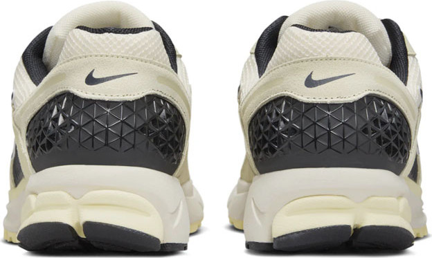 נעלי סניקרס Nike לגברים דגם Air Zoom Vomero 5 'Alabaster
