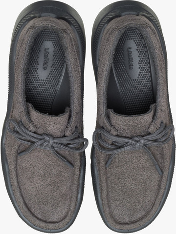 Crocs Gallery Shoe - נעלי קרוקס לגברים בצבע שחור חול