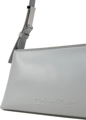 תיק צד דמוי עור לאישה מבית Calvin Klein דגם K60K612550-PDE
