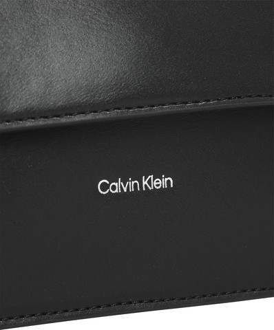 תיק צד דמוי עור לאישה מבית Calvin Klein  דגם K60K613162-BEH