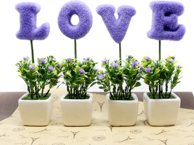 דמוי עציץ עם אותיות LOVE אהבה בצבעים שונים צבע אדום
