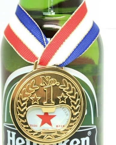 דמוי מדליית ניצחון עם פותחן בקבוקים