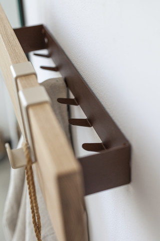 KORA HANGERS מתלה מתכת עם חזית עץ מעוצב לקיר בצבע חלודה ברוחב של 120 ס"מ