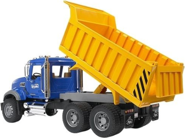 משאית אפר MACK עם מכסה מנוע מתרומם