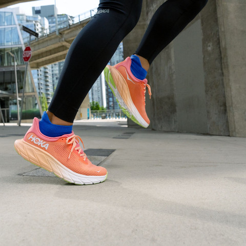 HOKA Arahi 7 - נעלי ספורט נשים הוקה ארהי 7 בצבע וניל/קרם