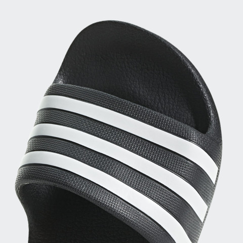 אדידס כפכף נוער פסים לבנים רחבים בצבע שחור (ADILETTE AQUA K)