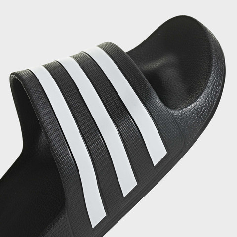 אדידס כפכפים לגברים פסים שחור לבן (Adilette Aqua)