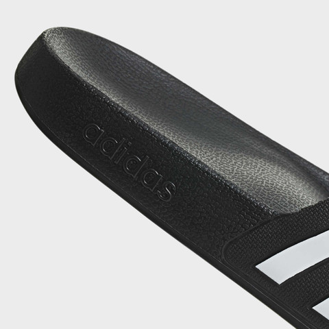 אדידס כפכפים לגברים פסים שחור לבן (Adilette Aqua)