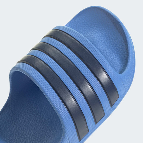 אדידס נעלי נוער כפכף פסים שחורים בצבע כחול (ADILETTE AQUA K)