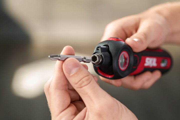 מברגון נטען עם USB-C עם סט ביטים באריזה קשיחה