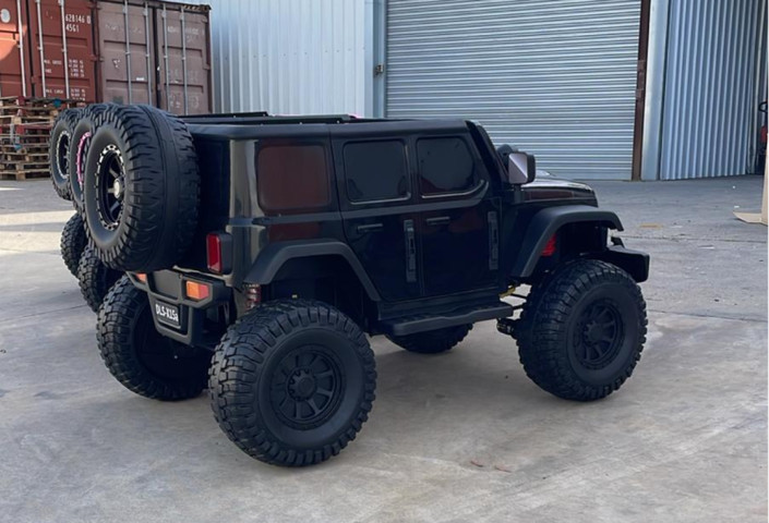 גיפ רנגלר רוביקון RUBICON ממונע 4*4 צבע אפור בטון