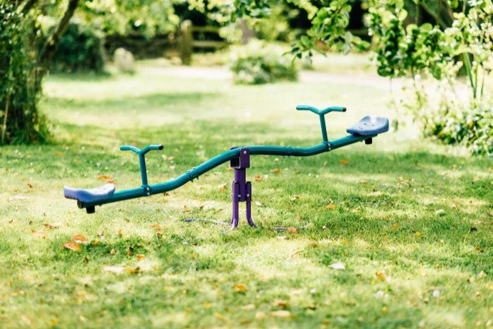 נדנדת חצר מסתובבת דגם Rotating See Saw