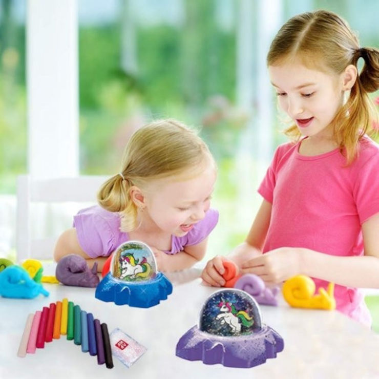 חגיגה בשלג - משחק DIY להכנת כיפות שלג עם דמויות חד קרן צבעוניות עם נצנצים ופלסטלינה