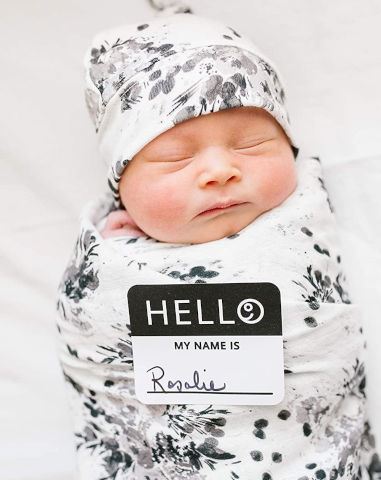מארז Hello World - סט כובע, חיתול במבוק ותג שם - פרחים שחורים