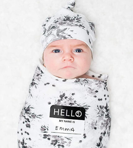 מארז Hello World - סט כובע, חיתול במבוק ותג שם - פרחים שחורים