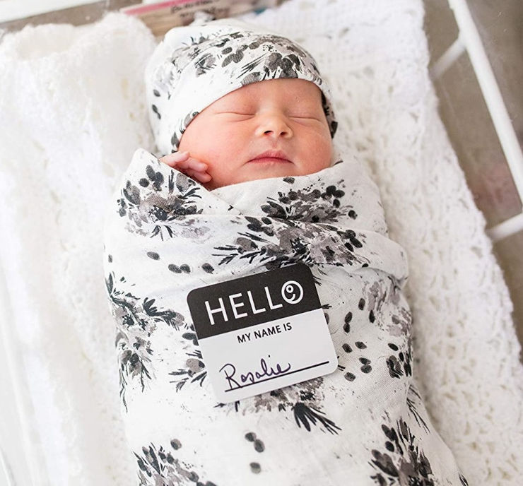 מארז Hello World - סט כובע, חיתול במבוק ותג שם - פרחים שחורים