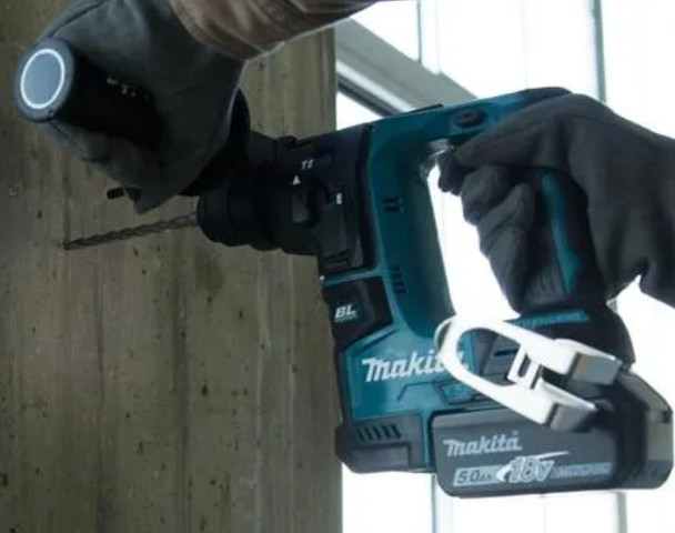 פטישון נטען 18V ללא פחמים (גוף בלבד) MAKITA