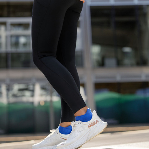 HOKA Arahi Wide 7 - נעלי ספורט נשים הוקה ארהי 7 רחבות בצבע שחור/לבן