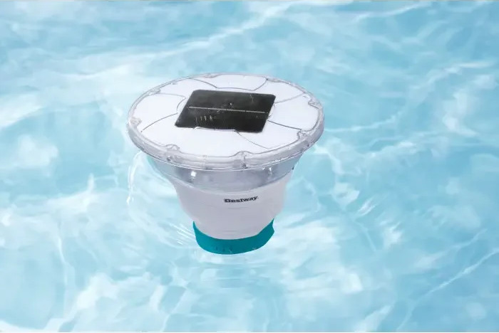 מצוף מינון כלור סולארי BESTWAY SolarGlow עם תאורת LED צבעונית | מק״ט 58943 | כולל שלט | קפיץ קפוץ