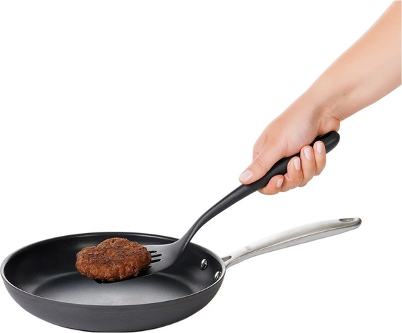 מרית מרובעת מניילון עם חורים מבית OXO