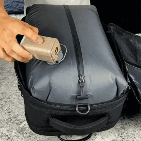תיק גב וואקום Electron 45L למחשב 17 אינץ' מתרחב מבית כאמל מאונטין - שחור