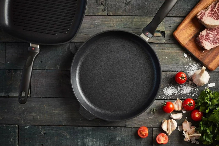מחבת 28 ס"מ אינדוקציה nonstick  מחוזק בגבישי יהלומים תוצרת Swiss Diamond