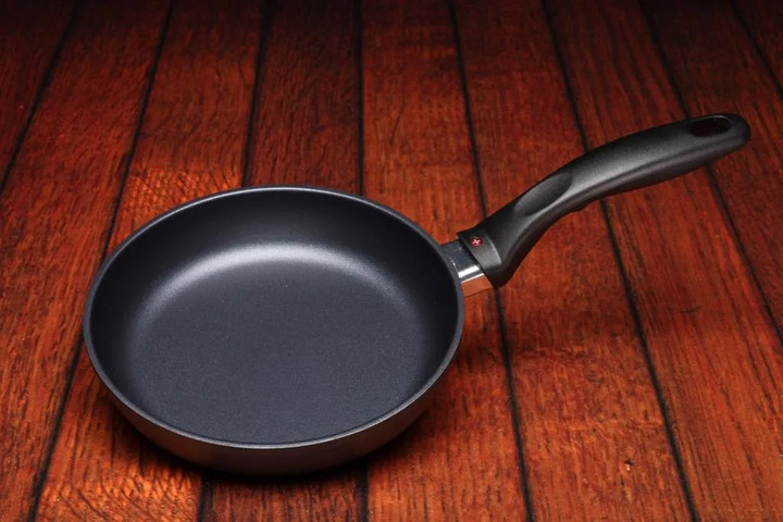 מחבת 18 ס"מ אינדוקציה nonstick מחוזק בגבישי יהלומים תוצרת Swiss Diamond