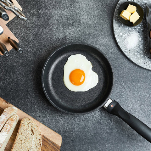 סט מחבת + סוטאז' 28 ס"מ nonstick מחוזק בגבישי יהלומים תוצרת Swiss Diamond