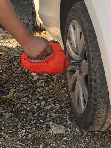 ערכת מפתח גלגלים לרכב עם חיבור למצת הרכב