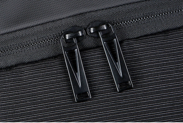 תיק עסקים The Tech-Transporter 35L למחשב 17 אינץ' יציאת USB מבית כאמל מאונטין - שחור