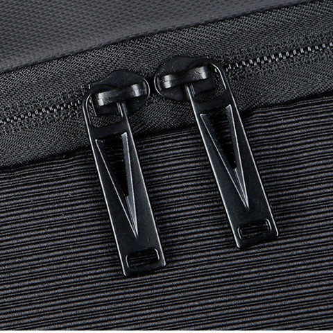 תיק עסקים The Tech-Transporter 35L למחשב 17 אינץ' יציאת USB מבית כאמל מאונטין - שחור