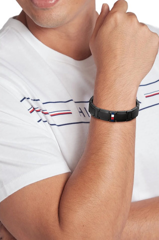 צמיד מתכת לגבר TOMMY HILFIGER מקולקציית JAMESON עם לוגו המותג דגם 2790659