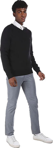 סריג Tommy Hilfiger לגברים צווארון וי