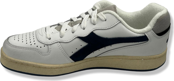 סניקרס אופנתיות לנוער מעור 36-41 Diadora MI Basket בצבע לבן עם לוגו כחול WC5161WHT