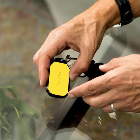 משקפי קריאה בצבע אדום עם נרתיק מחזיק מפתחות בצבע צהוב ניאון