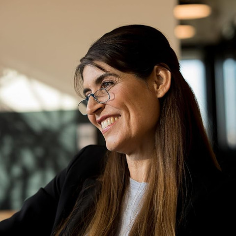 משקפי קריאה בצבע שחור עם נרתיק מחזיק מפתחות בצבע צהוב ניאון