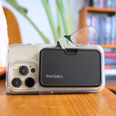 משקפי קריאה בצבע צהוב עם נרתיק ®MagSafe שחור