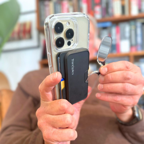 משקפי קריאה בצבע חום עם נרתיק  ®MagSafe שחור
