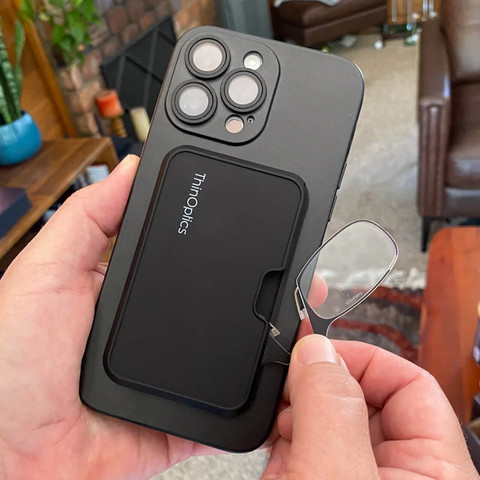משקפי קריאה בצבע סגול עם נרתיק ®MagSafe שחור