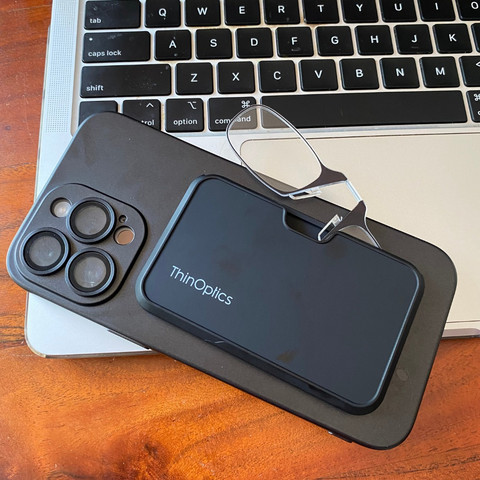 משקפי קריאה בצבע שחור עם נרתיק  ®MagSafe שחור