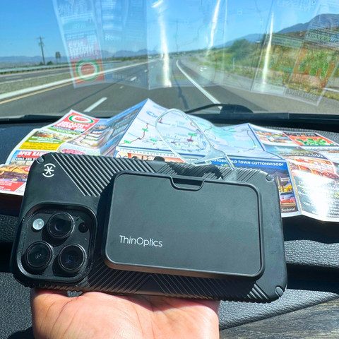 משקפי קריאה בצבע כחול עם נרתיק  ®MagSafe שחור