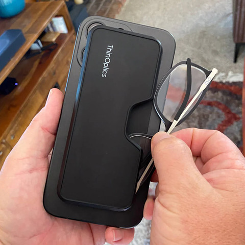 משקפי קריאה Connect בצבע שקוף עם נרתיק ®MagSafe שחור