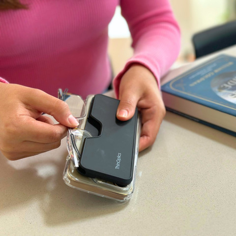משקפי קריאה Connect בצבע שקוף עם נרתיק ®MagSafe שחור