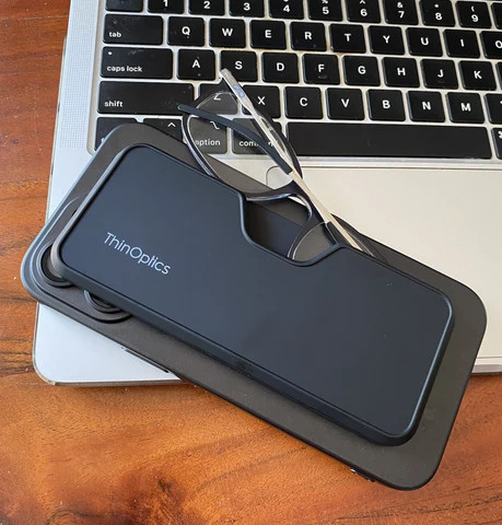 משקפי קריאה Connect בצבע שקוף עם נרתיק ®MagSafe שחור