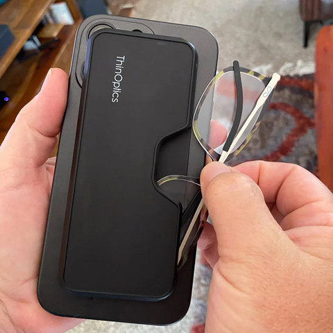 משקפי קריאה Connect בצבע שחור עם נרתיק ®MagSafe שחור