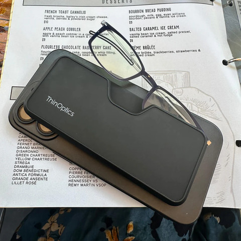משקפי קריאה Connect בצבע שחור עם נרתיק ®MagSafe שחור