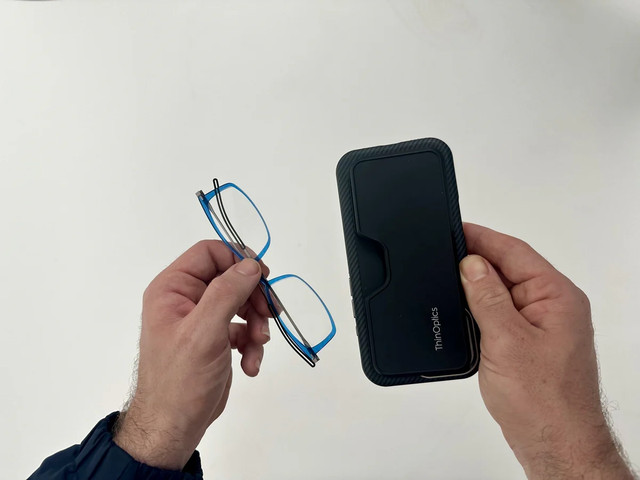משקפי קריאה Connect בצבע שחור עם נרתיק ®MagSafe שחור