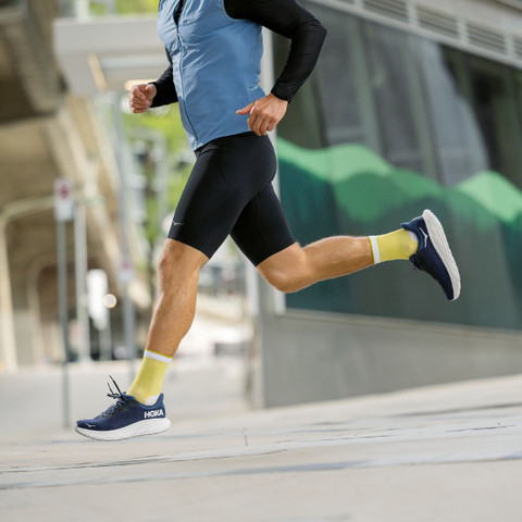 HOKA Arahi Wide 7 - נעלי ספורט גברים הוקה ארהי 7 רחבות בצבע אפרפר-זרחני/קובלט